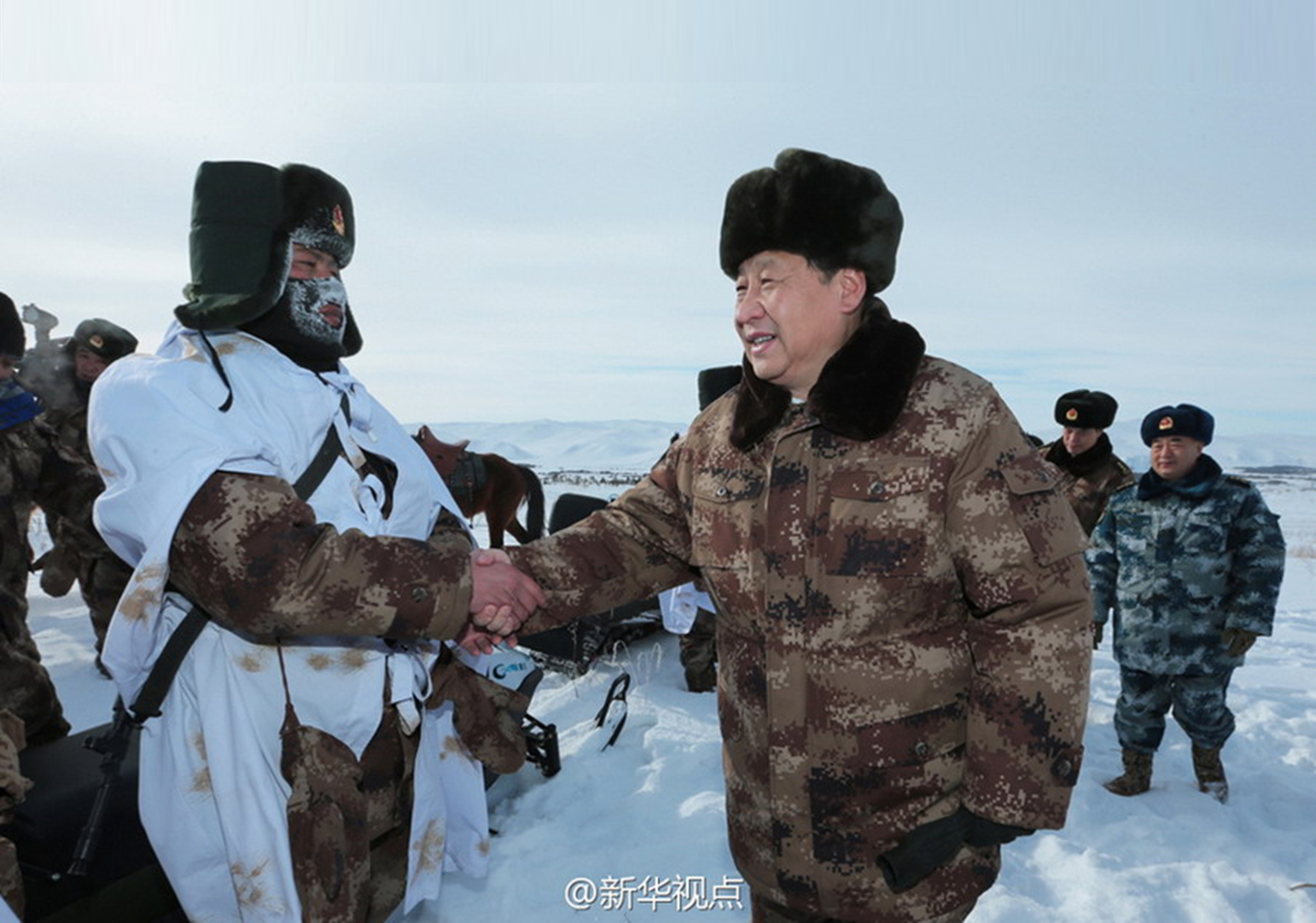 2014年1月26日习近平专程来到阿尔山顶风踏雪慰问在边防线上巡逻执勤的官兵0.png